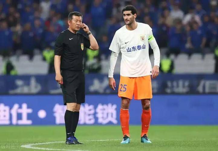 专访中他感谢了自己的外婆，说起影片主演、也是本届金鸡奖最佳女主角提名者卫诗雅，他也是不吝赞美。