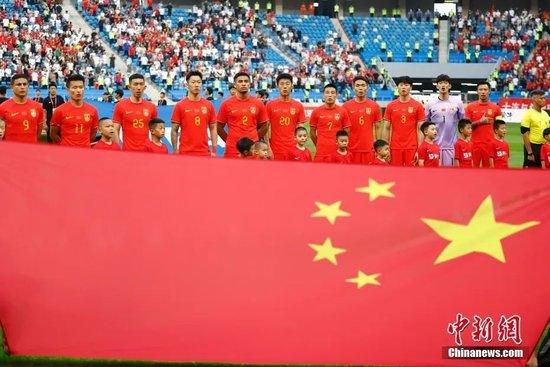 蕾哈娜穿珠宝比基尼惊艳四座 2024-08-06 当地时间8月5日，著名“女企业家”蕾哈娜现身老家巴巴多斯参加丰收节嘉年华，她身穿镶满珠宝的地址款比基尼，带着彩色羽翼热辣现身。