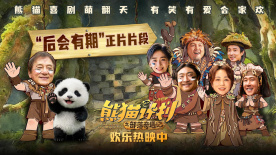 现场迈克尔·贝与他的狗狗Rebel一起摁手印画风清奇。